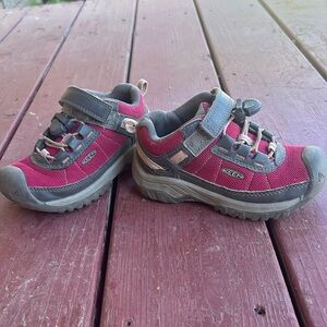 Toddler 9 Keen Hiking boot/shoe